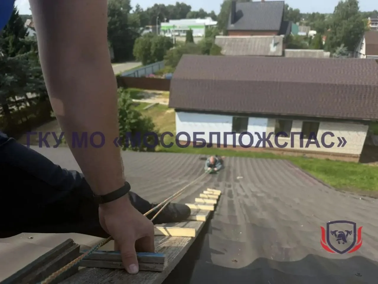 По-настоящему драматический момент в Ногинске. Пожилой мужчина ремонтировал двускатную крышу дома, н