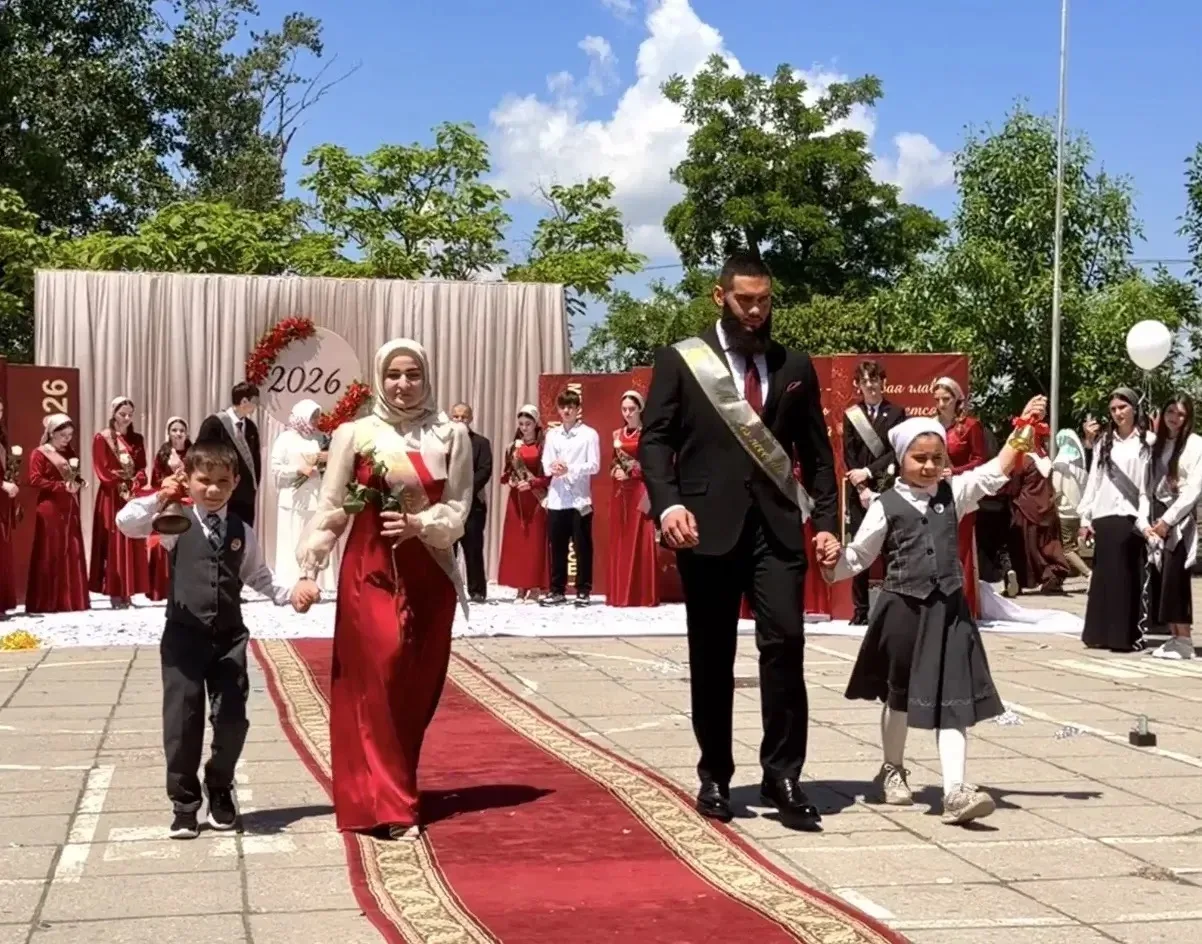Кинолента школьных лет подошла к своей кульминации! 🎬🔔

Сегодня в нашей школе прозвенел Последний 