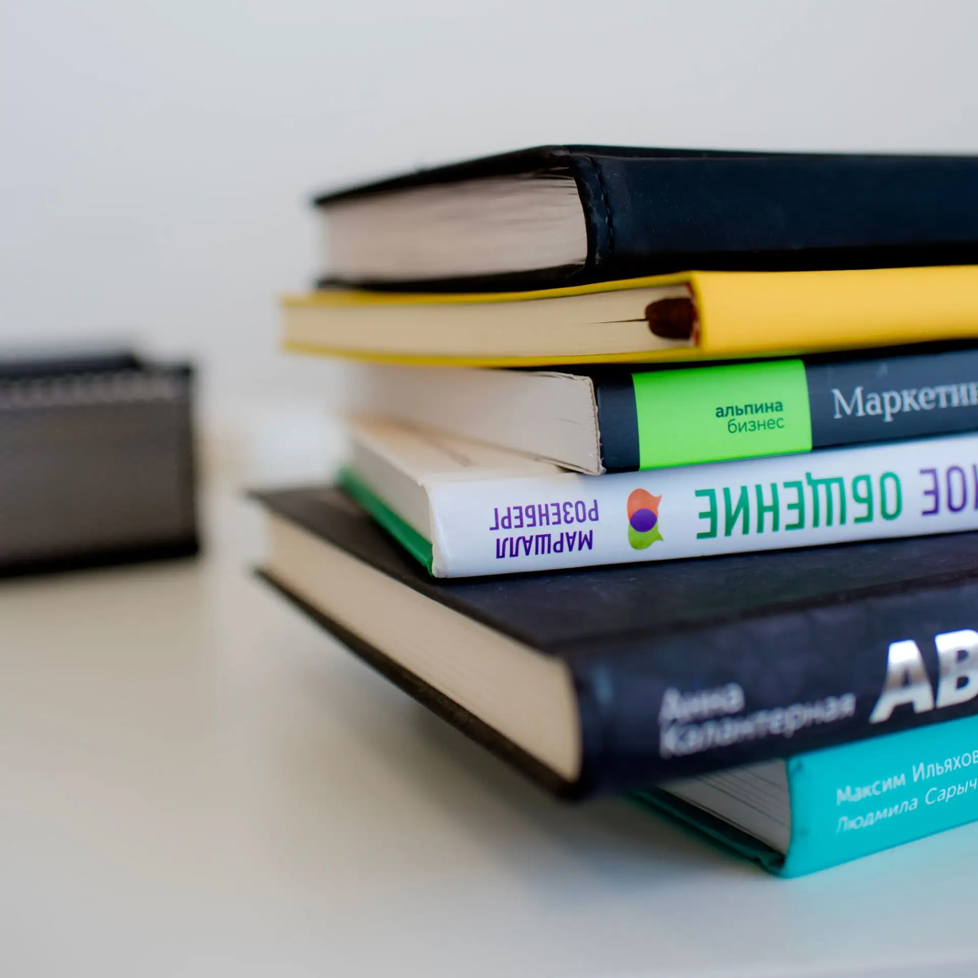 Люблю бумажные книги за всё: этот запах, шорох страниц, предвкушение истории. Нравится смаковать сюж