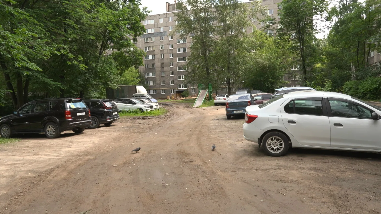 Жильцы Луначарского, 42 не понимают, почему их двор не включили в план реконструкции на...