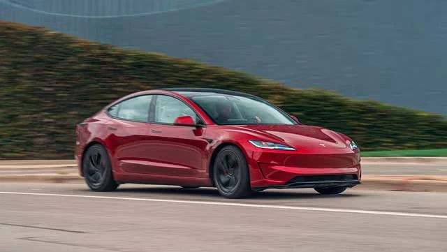 Tesla снова всех удивила: Model 3 обновили, сделав быстрее и мощнее, но цены оставили п...