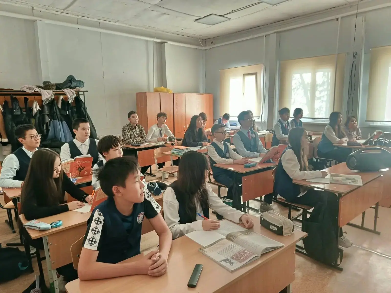 01 октября - Международный день музыки. Во время перемен в нашей  Вилюйской гимназии иг...