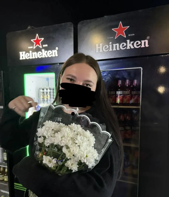 зачем я бегаю за М, если мне дарит цветы Даша?🤡❤