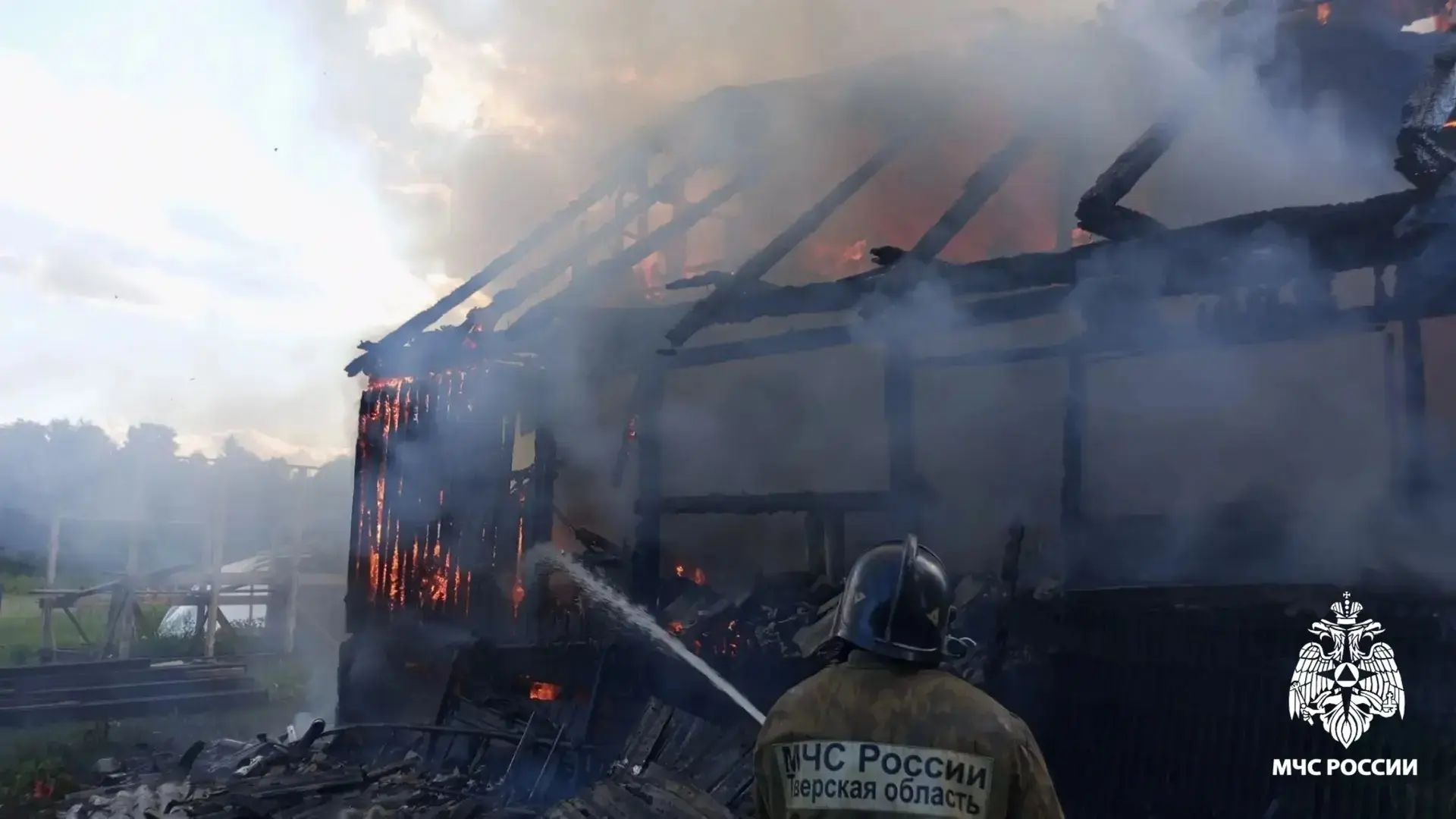 В Зубцовском округе дотла сгорел дом🔥

Вчера, 20 июня, в деревне Шевцово Зубцовского округа из-за к