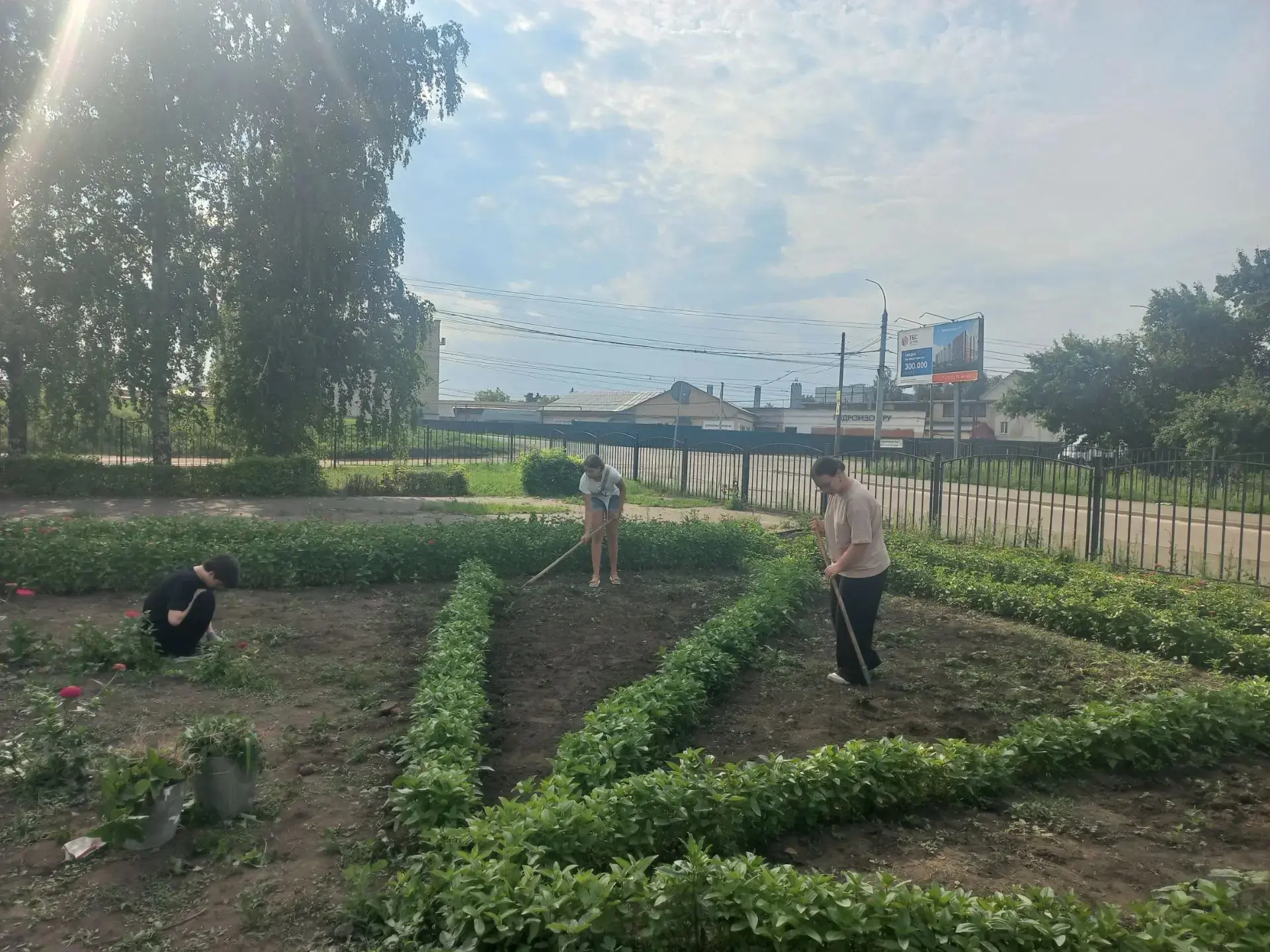 🌿 Лето — это не только отдых, но и забота о природе!  
Наши ребята дружно наводят порядок на пришко