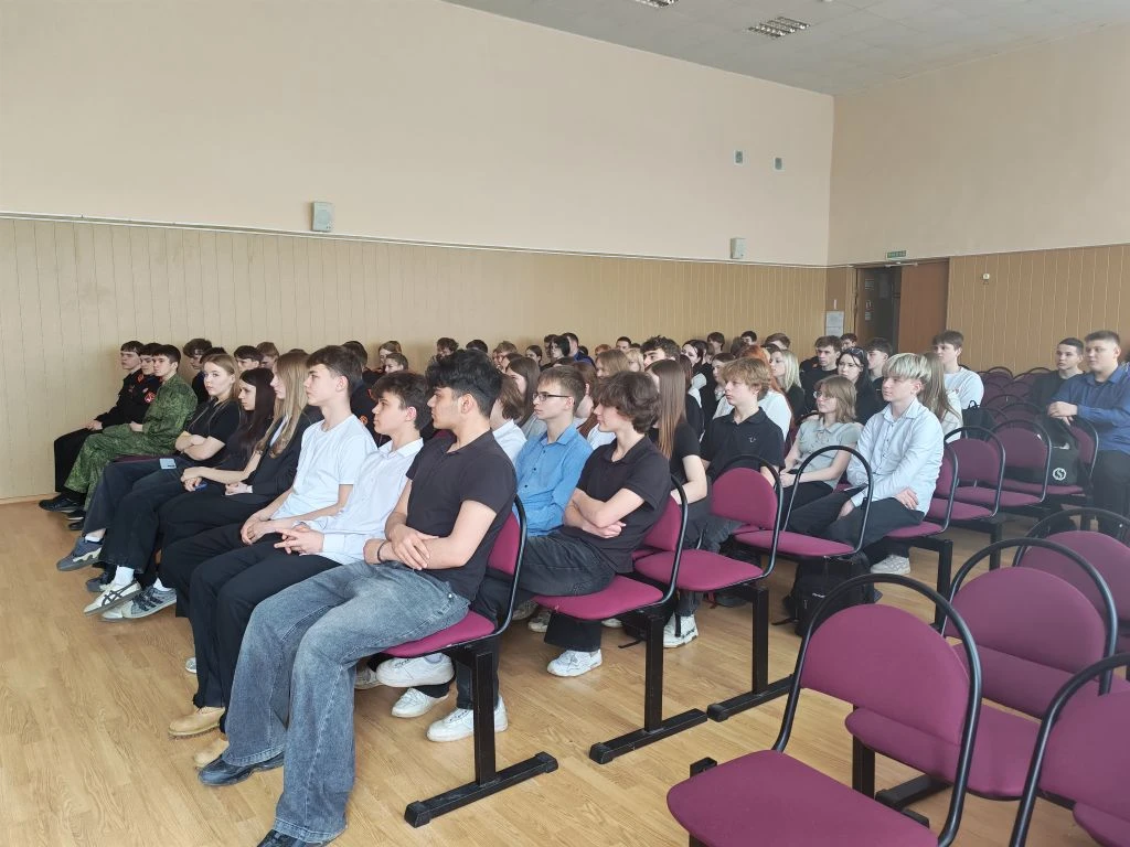 📢 Встреча с представителем полиции: безопасность в сети  Сегодня для учащихся 9‑х, 10‑х и 11‑х класс