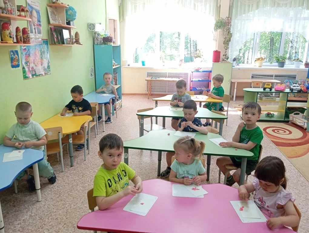 Что тут за ягодки алого цвета?