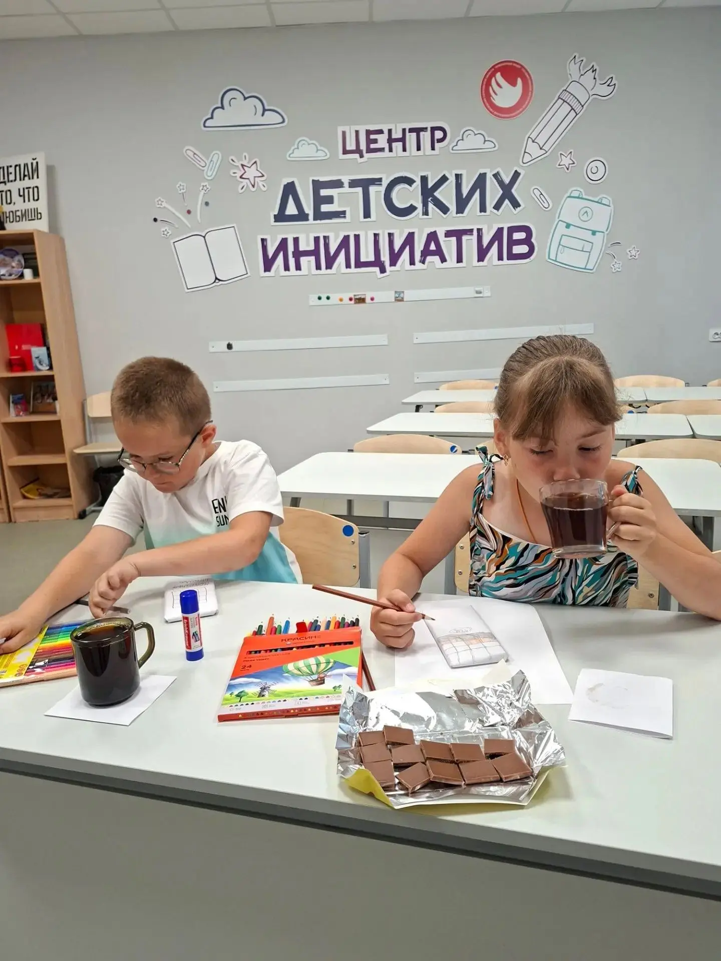 Сегодня наши ученики превратились в настоящих шоколатье-дизайнеров! 🎨🍬 Ведь завтра 11 июля весь ми