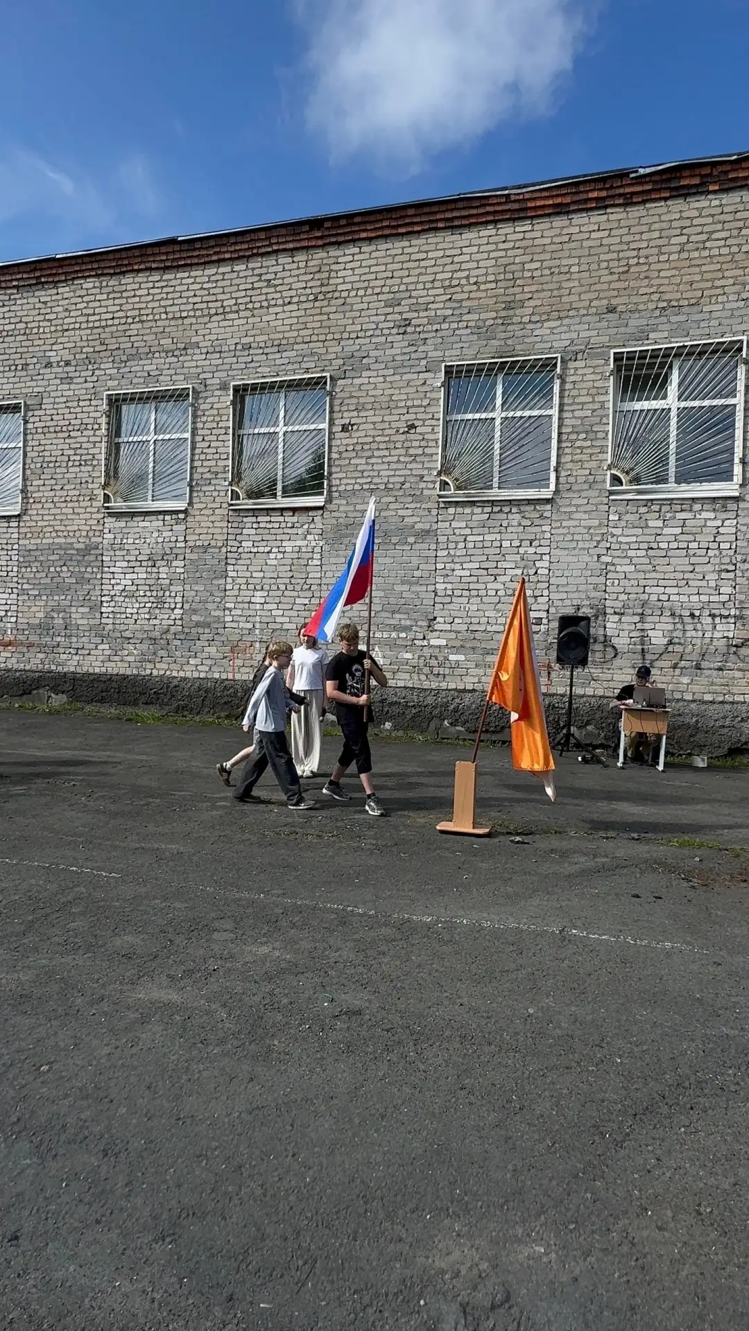 📍Утро понедельника, 15 июня, в нашем пришкольном лагере началось торжественно: вынос флага Российск