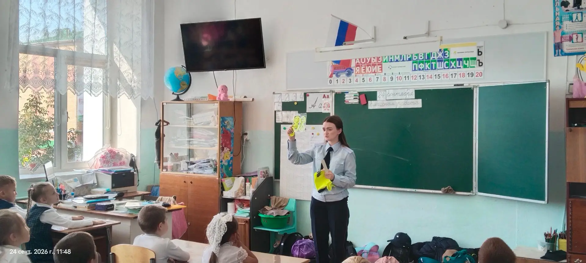 Сотрудники Госавтоинспекции по Звениговскому району проводят для учащихся беседы на тем...