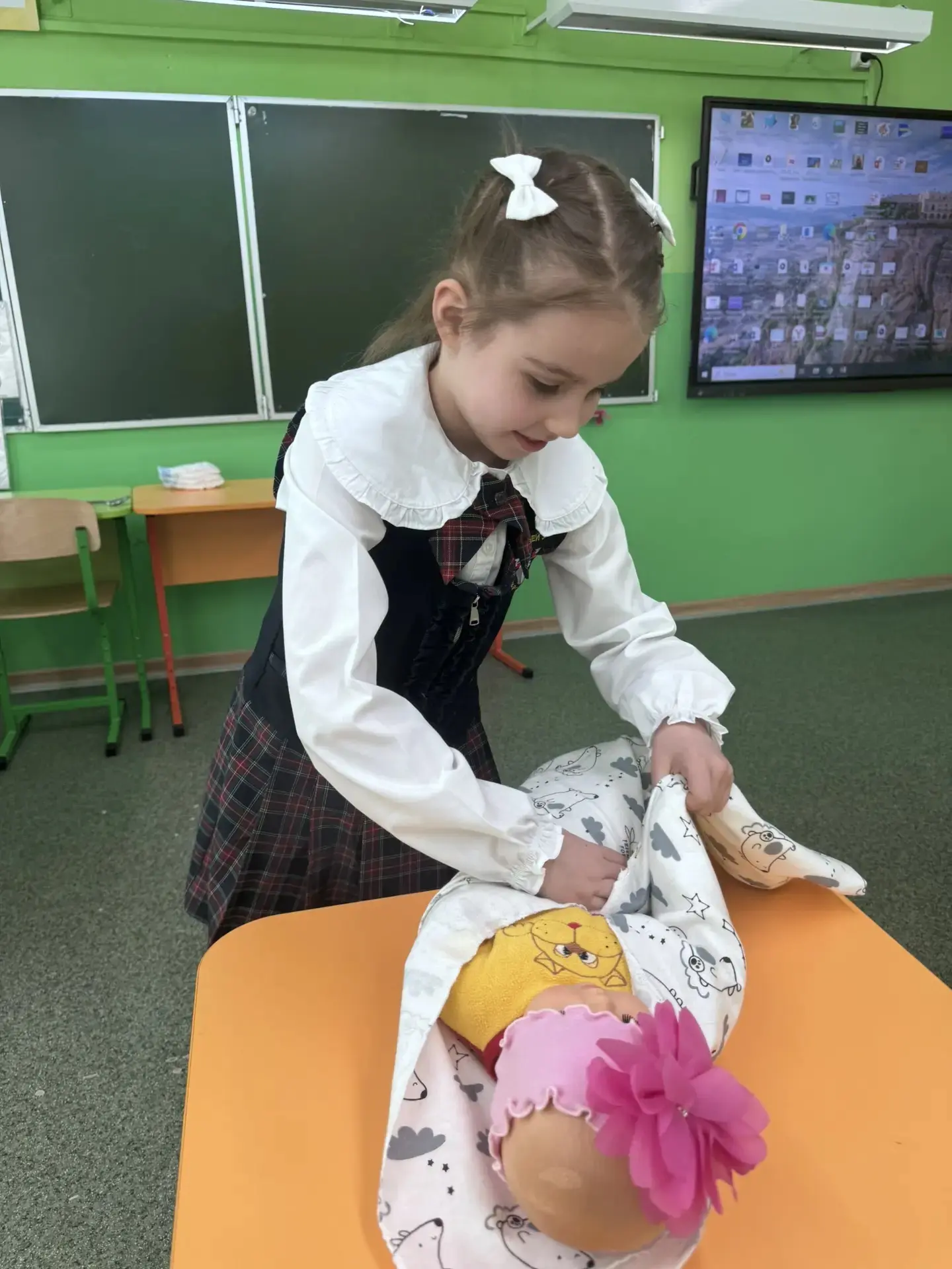 В преддверии 8 Марта во 2 «А»классе прошел праздник.🌷  Мальчики сердечно  поздравляли девочек:  гово