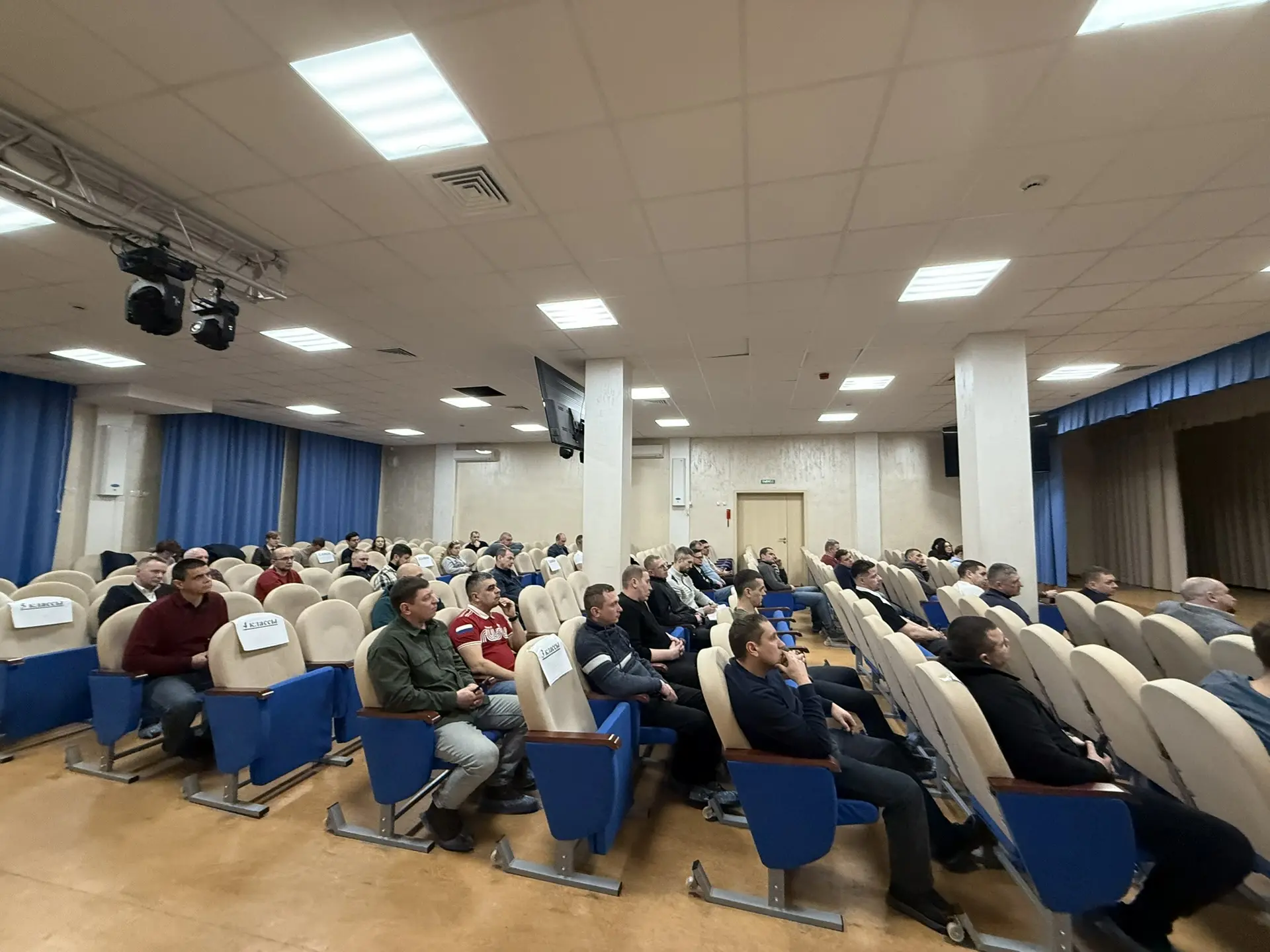 СОВЕТ ОТЦОВ   В минувший четверг в нашей школе состоялось важное событие, собрание активных и неравн