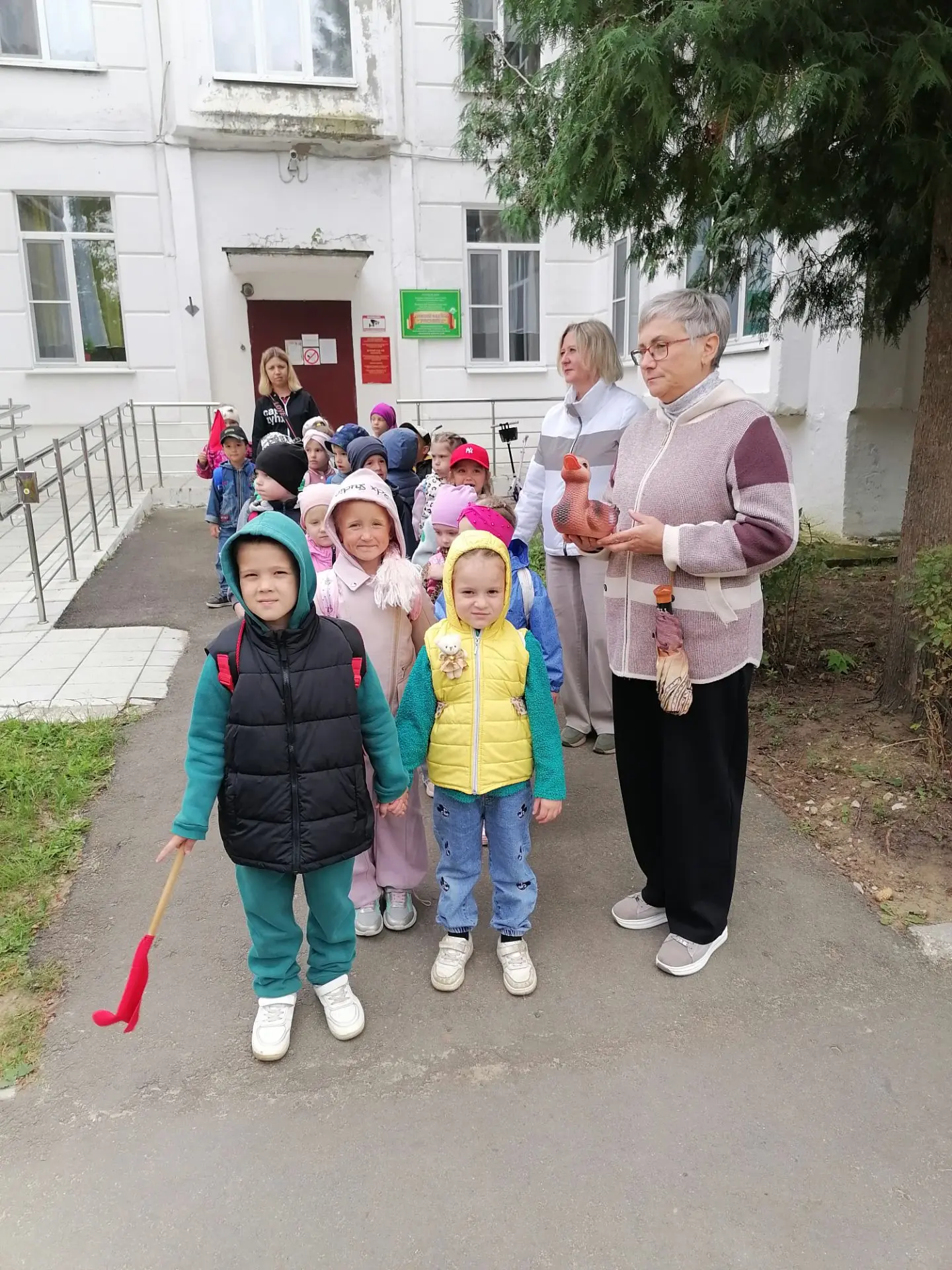В старшей группе Рябинка прошёл веселый поход с уткой Русей. Дети учились ходить через ...