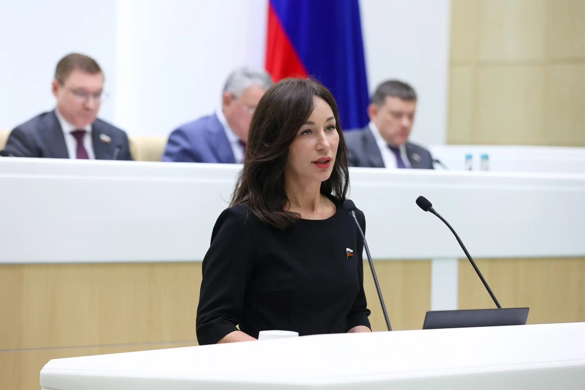 На пленарном заседании Совета Федерации представила инициативу об отмене штрафов за непредставление 