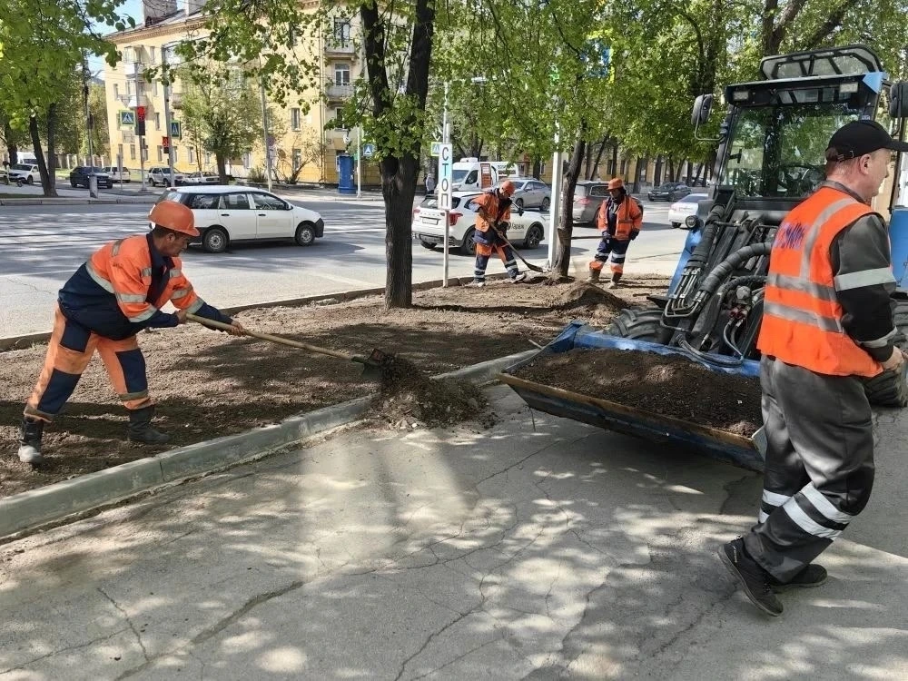 🦺 В городе продолжаются работы по комплексному благоустройству территорий.