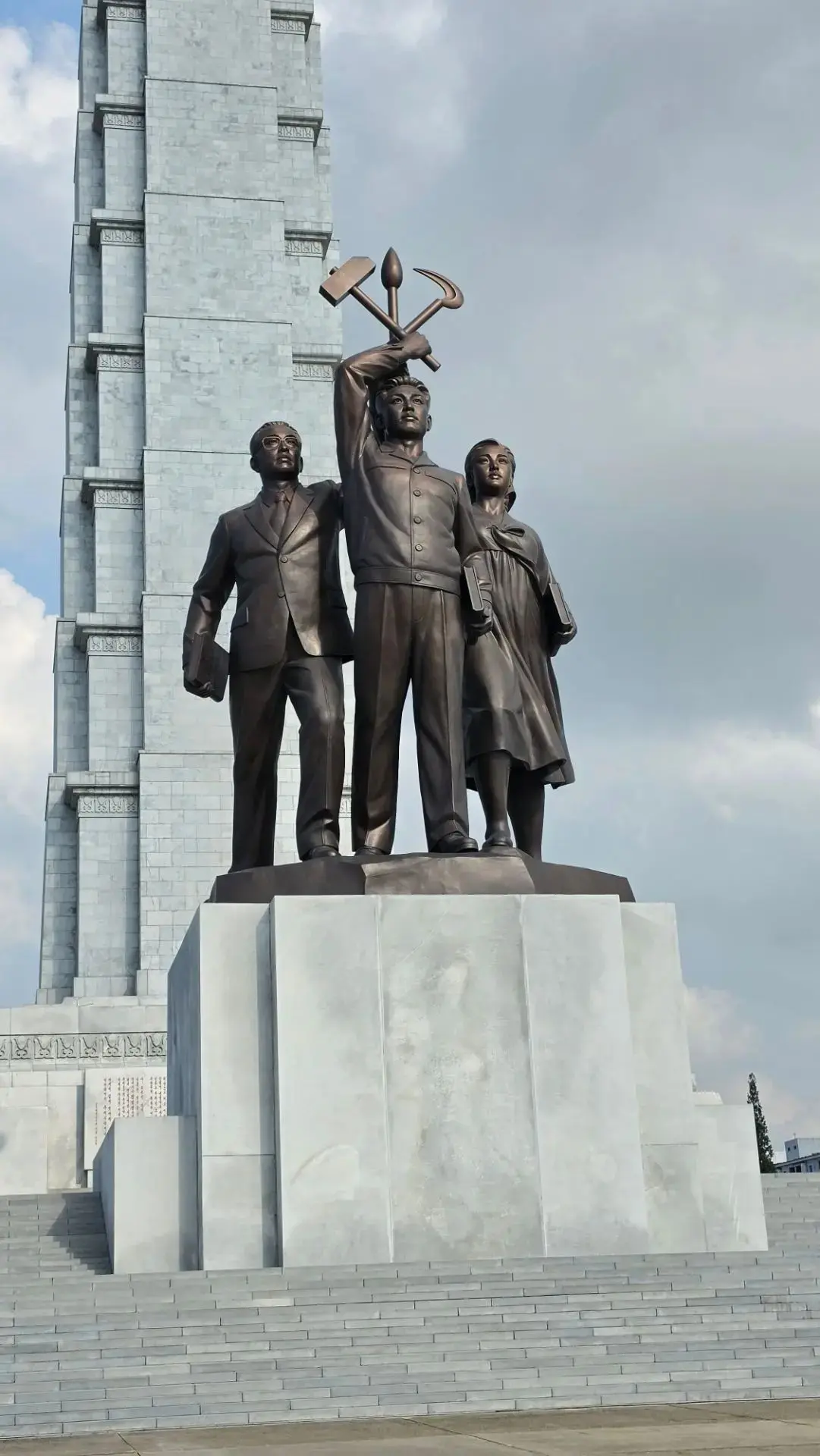 Главная символическая деталь здесь — кисть.