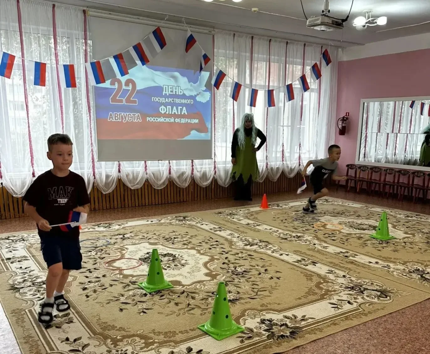 Сегодня в нашем детском саду прошло развлечение, посвященное  Дню Российского флага. Эт...