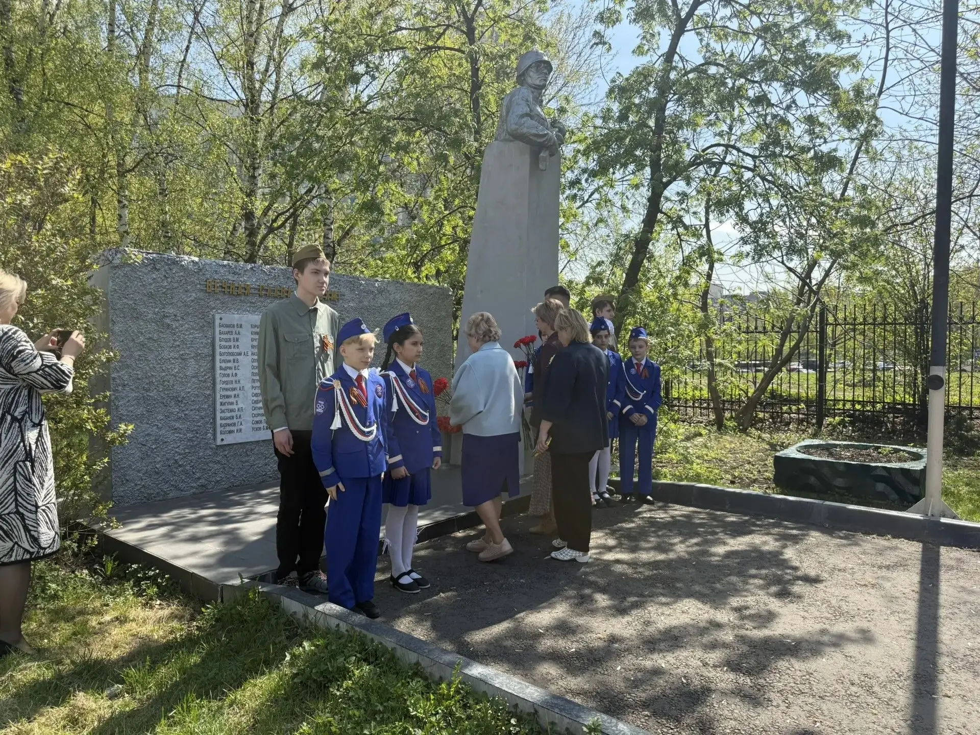 Утром 4 мая в школе состоялась торжественная линейка, посвящённая старту Вахты Памяти в рамках мараф