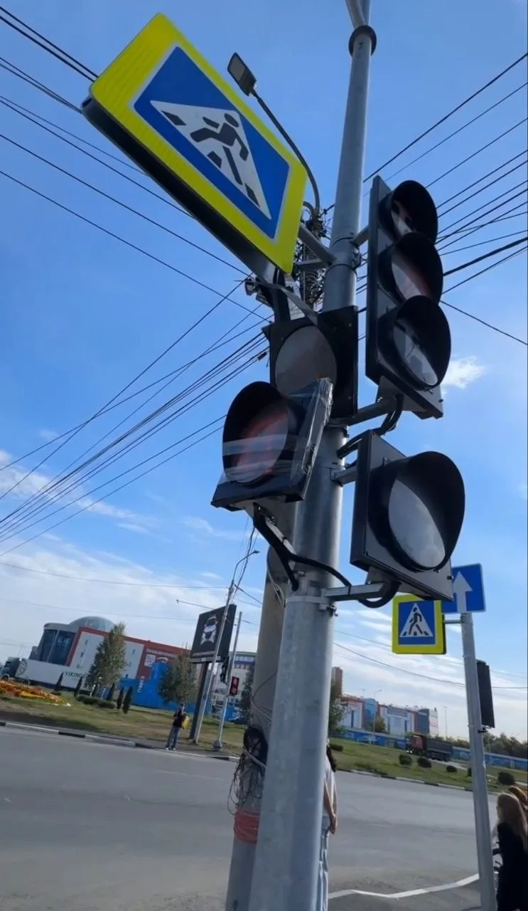 Конева/70 Лет Октября светофор починили скотчем...