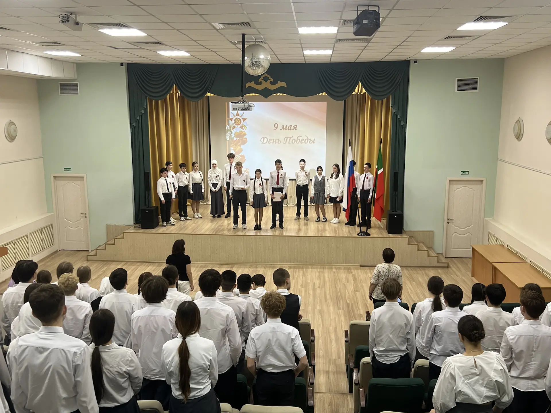 🎗️Бөек Җиңүнең 81 еллыгы алдыннан безнең гимназиядә 8 нче сыйныф укучылары өчен линейка үтте. Укучыл