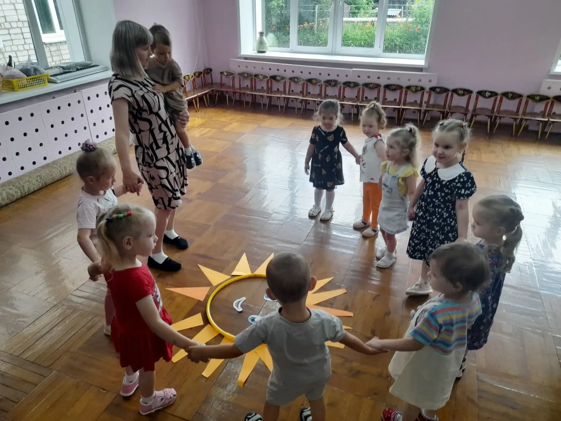 Сегодня в детском саду «Сказка» было по-настоящему солнечно и весело!
Ребята из младших групп отправ