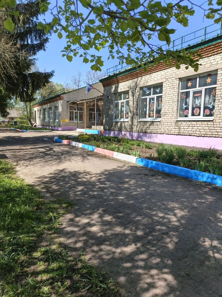В преддверии Дня Победы сотрудники детского сада провели традиционный субботник — масшт...