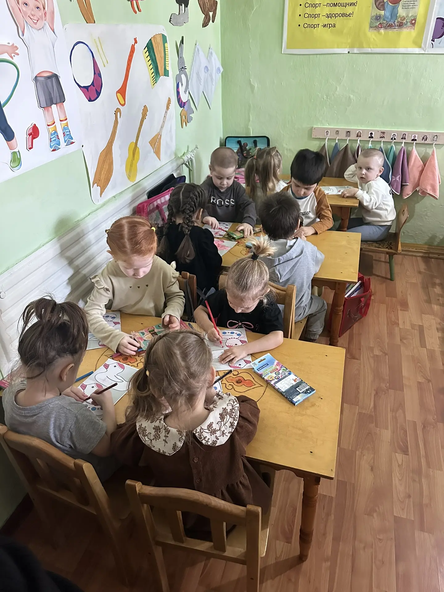 👶🎨 Детишки с сияющими глазками и ручками, полными ярких карандашей, увлечённо раскраш...
