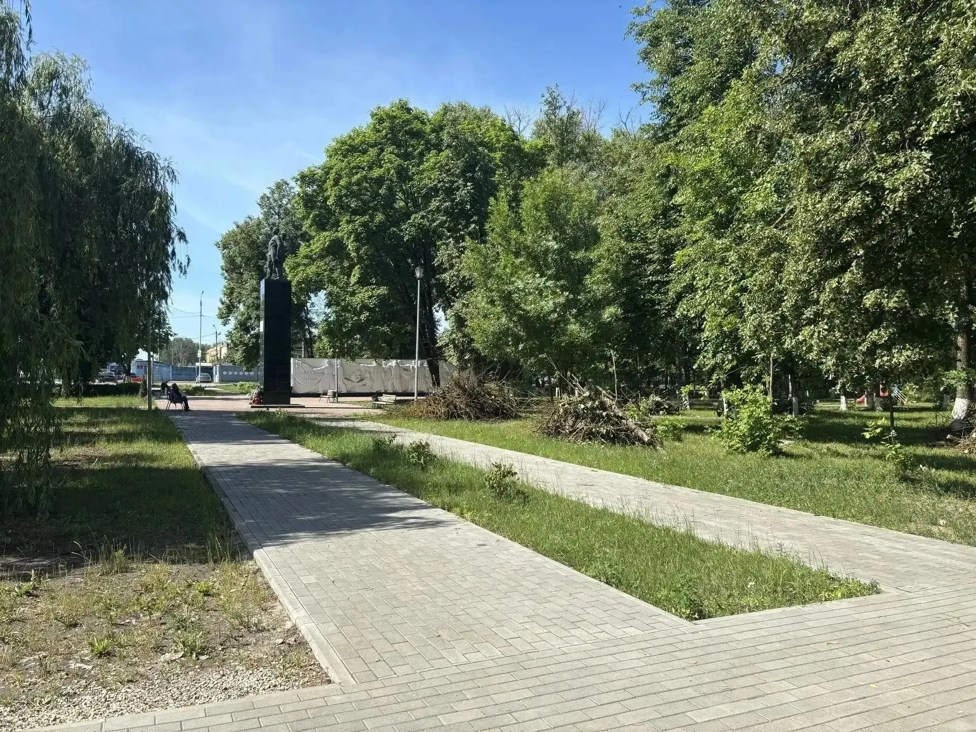 В брянской Бежице рубят деревья

Сегодня работы по валке больных деревьев проводятся в сквере Металл