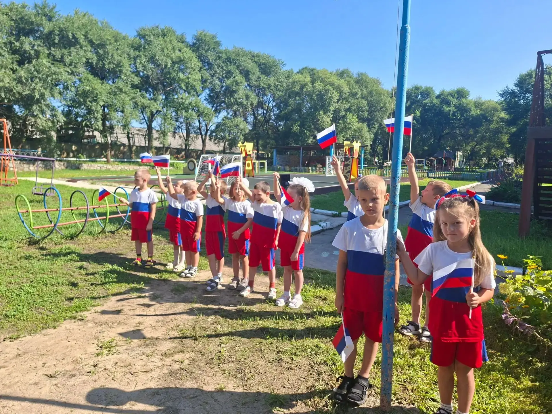Заголовок: 🇷🇺 Гордость России: как в детском саду «Радуга» прошел День Государственно...