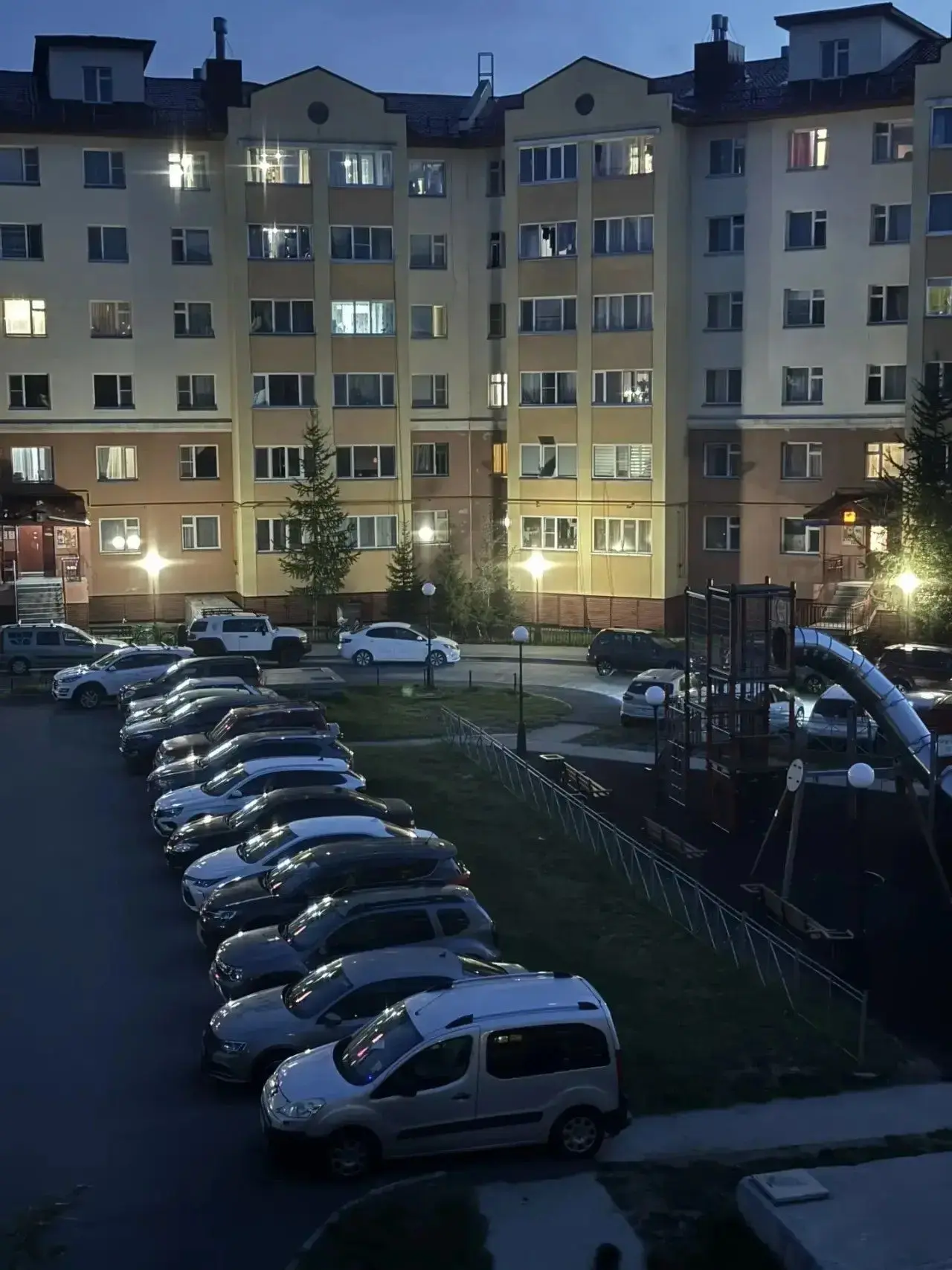 💭 Подписчики пишут: Добрый день! Снова пишут жильцы Арктической 18. Свет во дворе нам ...