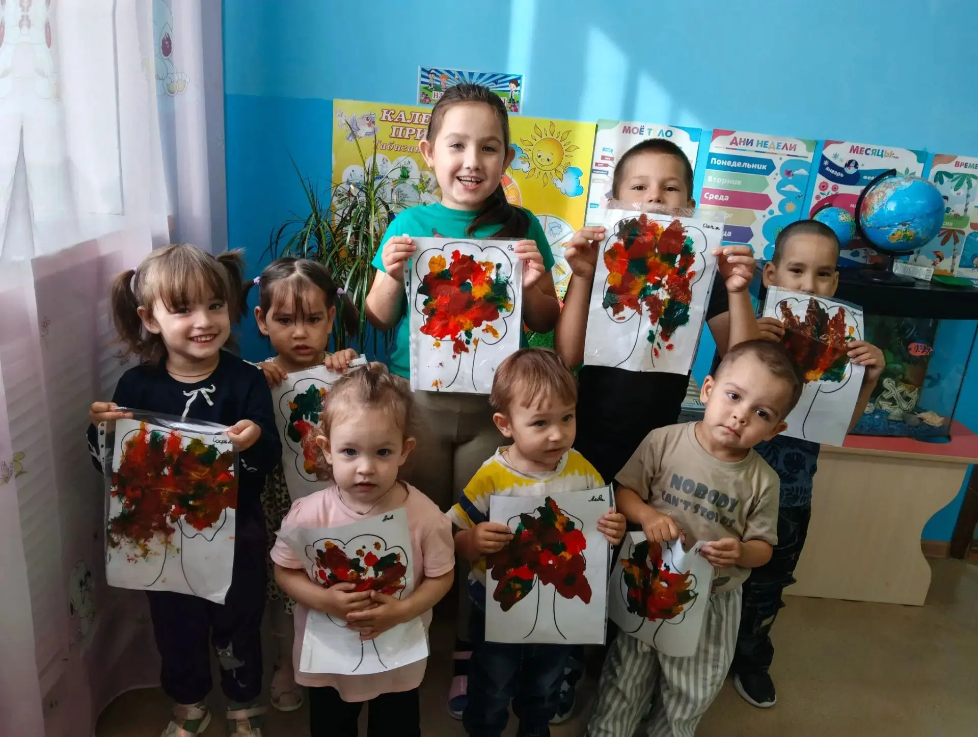 Сегодня в детском саду прошел яркий осенний вернисаж! Малыши рисовали деревья без кисто...