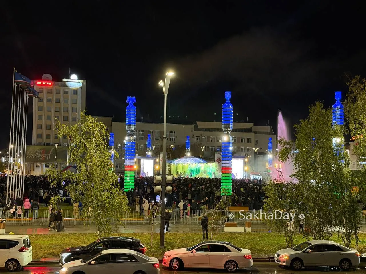Несмотря на скверную погоду, народу на площади Республики собралось достаточно много.