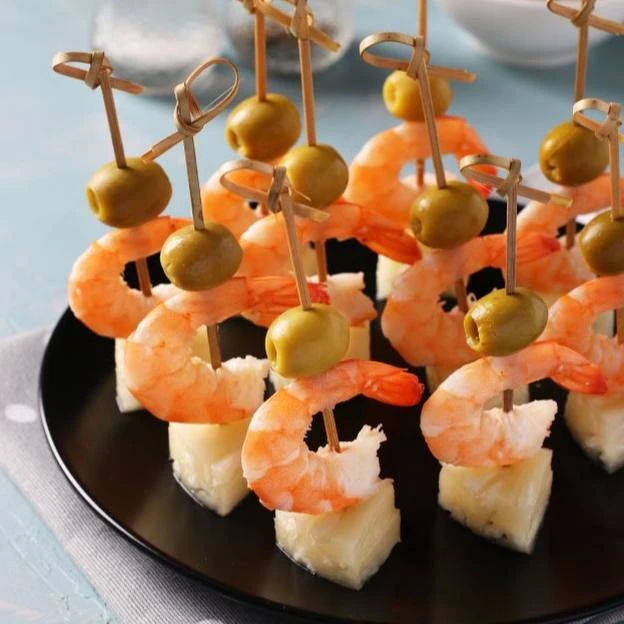 Как правильно есть канапе 

Канапе — это не только вкусное угощение на банкетах и вечеринках, но и и