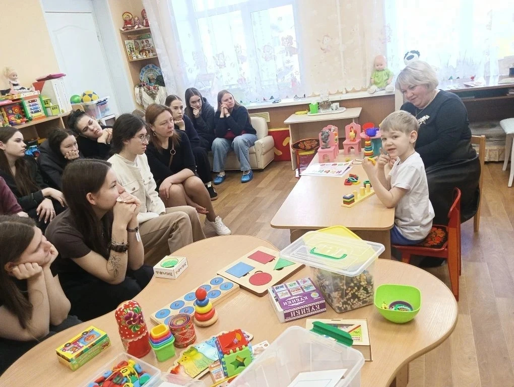 Будущие воспитатели познакомились с работой на группе «Аленький цветочек»