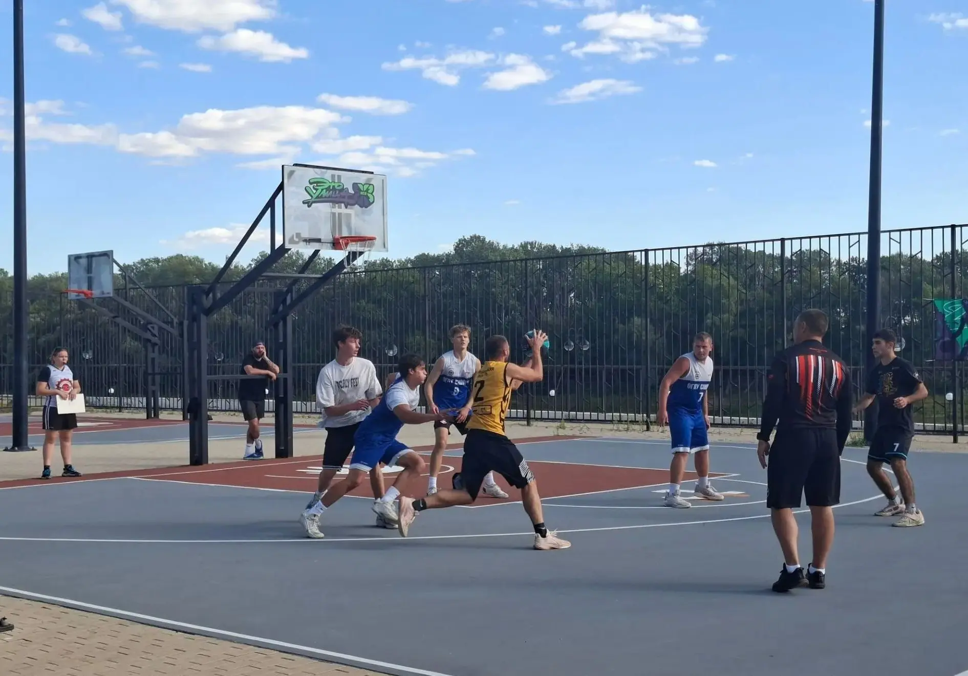 🏀 В Оренбурге при поддержке «Т Плюс» открыли обновлённый Центр уличного баскетбола!