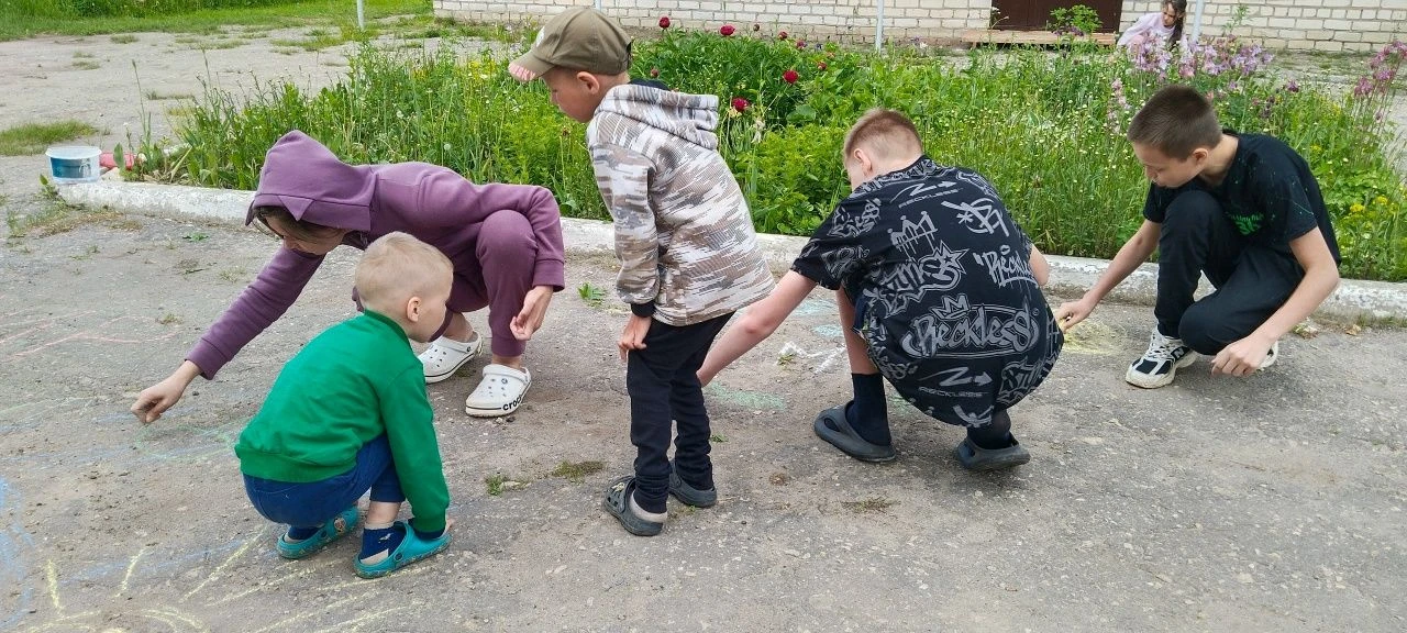 2 июня заведующий Олорской сельской библиотекой провела конкурс рисунков на асфальте по...