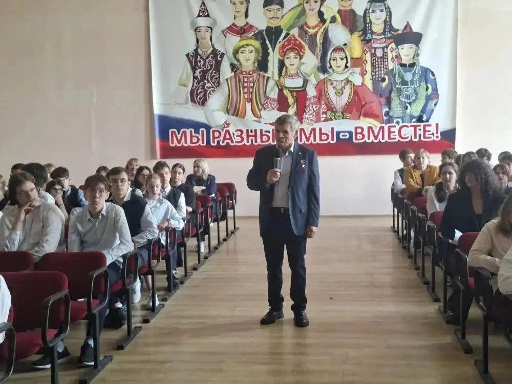 В школе прошёл урок мужества с участием Героя России Вячеславом Алексеевичем Бочаровым.  Такие мероп