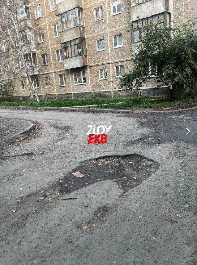 На пересечении домов Серафимы Дерябиной 47/45 при въезде во дворы ужасные дыры.