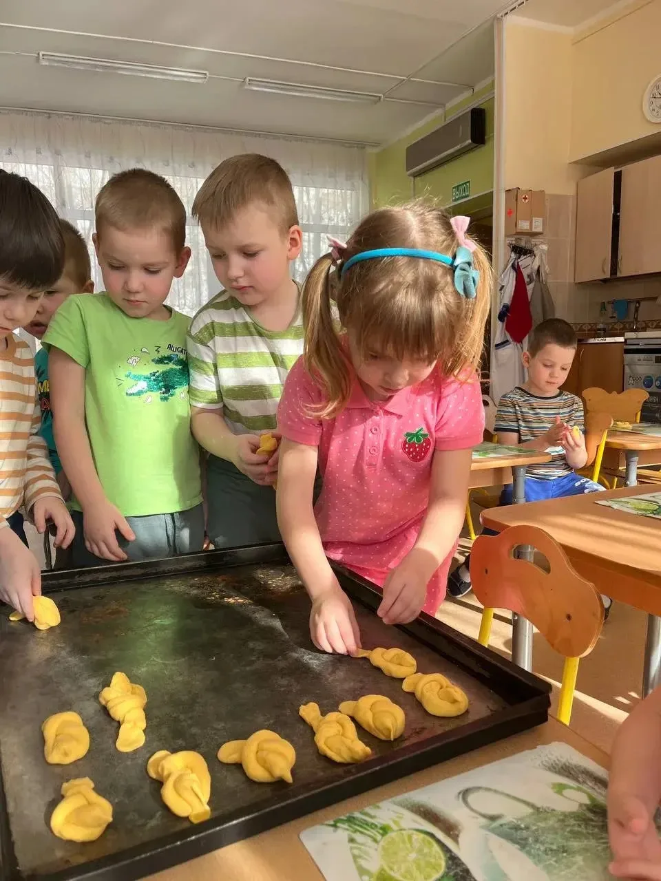 Весну встречаем вместе 🌿  🐝 В дошкольном корпусе «Пчелка» ребята вместе с родителями и педагогами ле