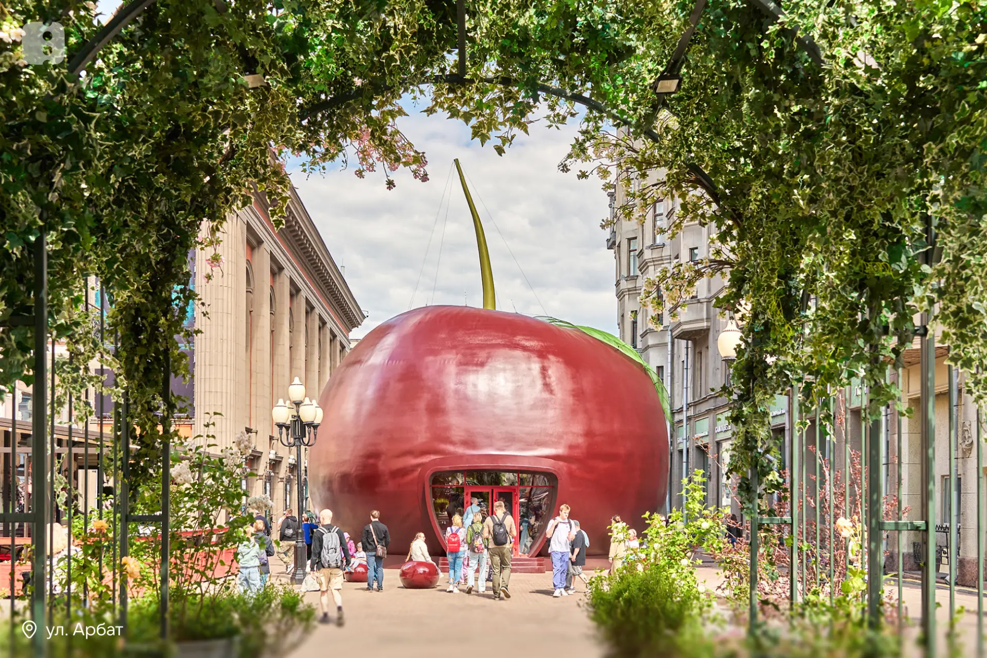 На Арбате появилась гигантская вишня 🍒