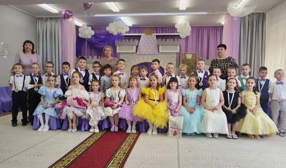 🎉Поздравляем с первым выпускным!