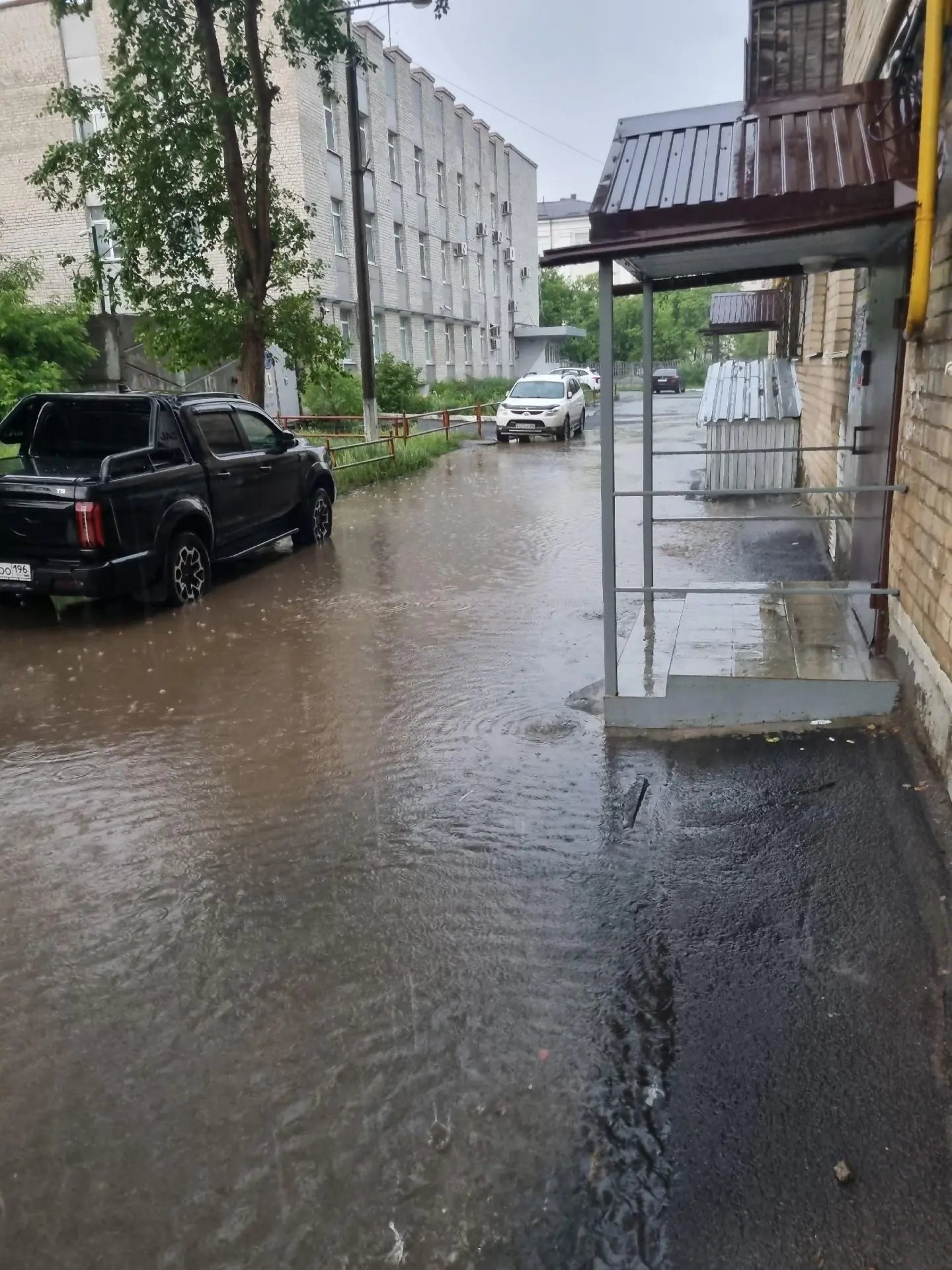 💧 Жители дома на Тевосяна, 4 жалуются на постоянное подтопление между 1 и 2 подъездами