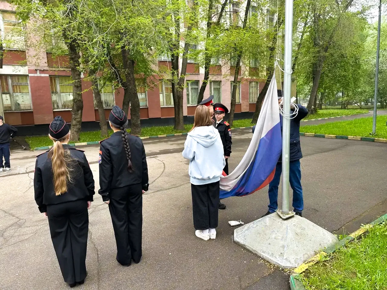 С НОВОЙ НЕДЕЛЕЙ И НОВЫМ НАСТРОЕМ 🇷🇺  Майские праздники позади, и сегодня в Школе 939 учебная неделя 