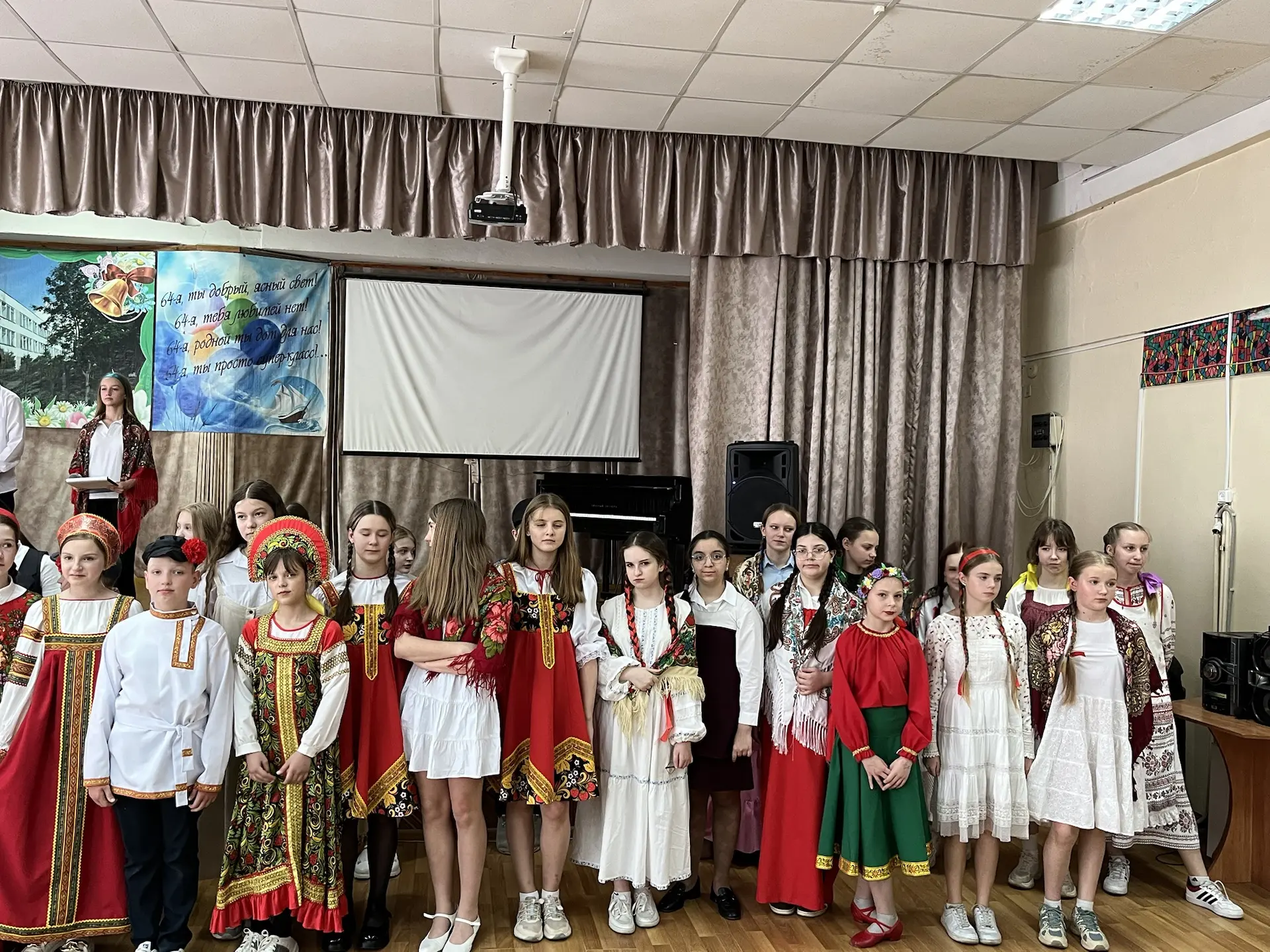 Каждый день нам приносит впечатления.... 13 мая..Школьный актовый зал похож был на яркий цветник.. М