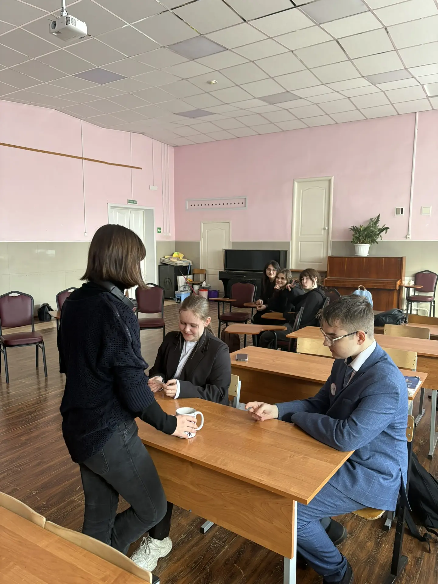 Живые эмоции на занятии проекта «ШКОЛА ВЕДУЩИХ»❤️🫂  В морозную субботу к ребятам на тренинги загляну