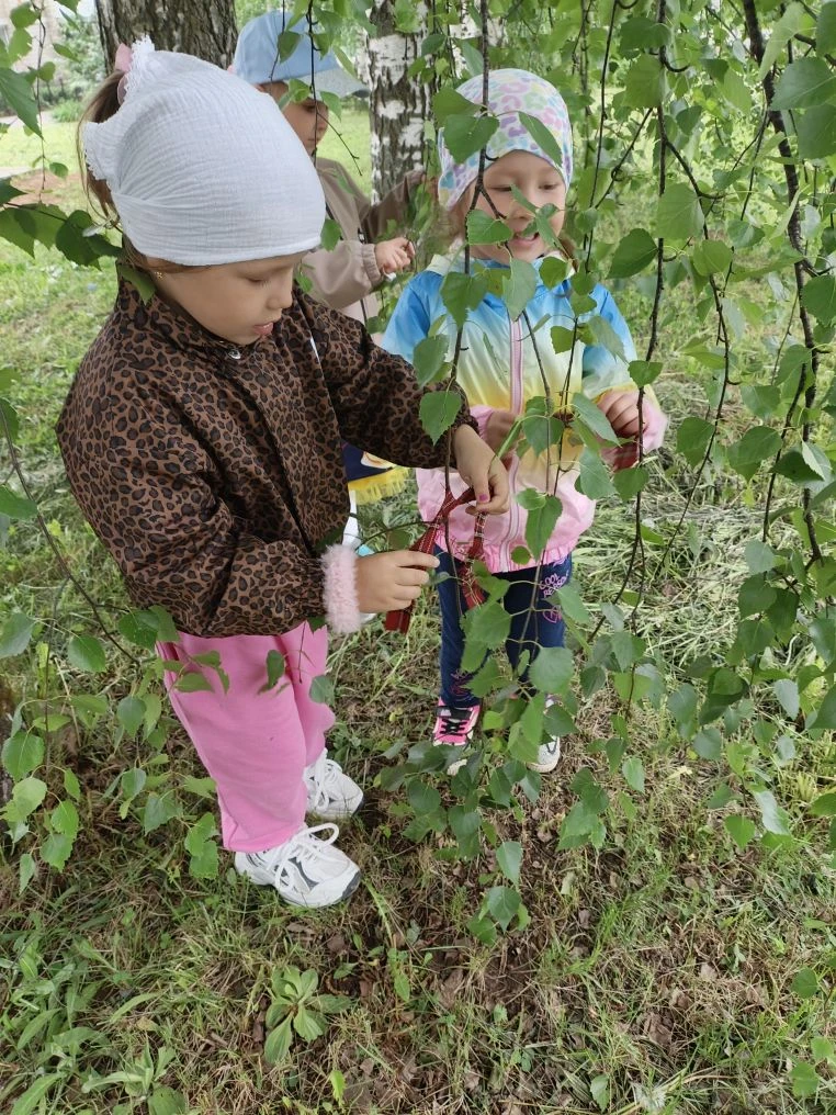 На зеленой лужайке 🌳 царила атмосфера праздника  и радости 😊: здесь отмечали День бер...