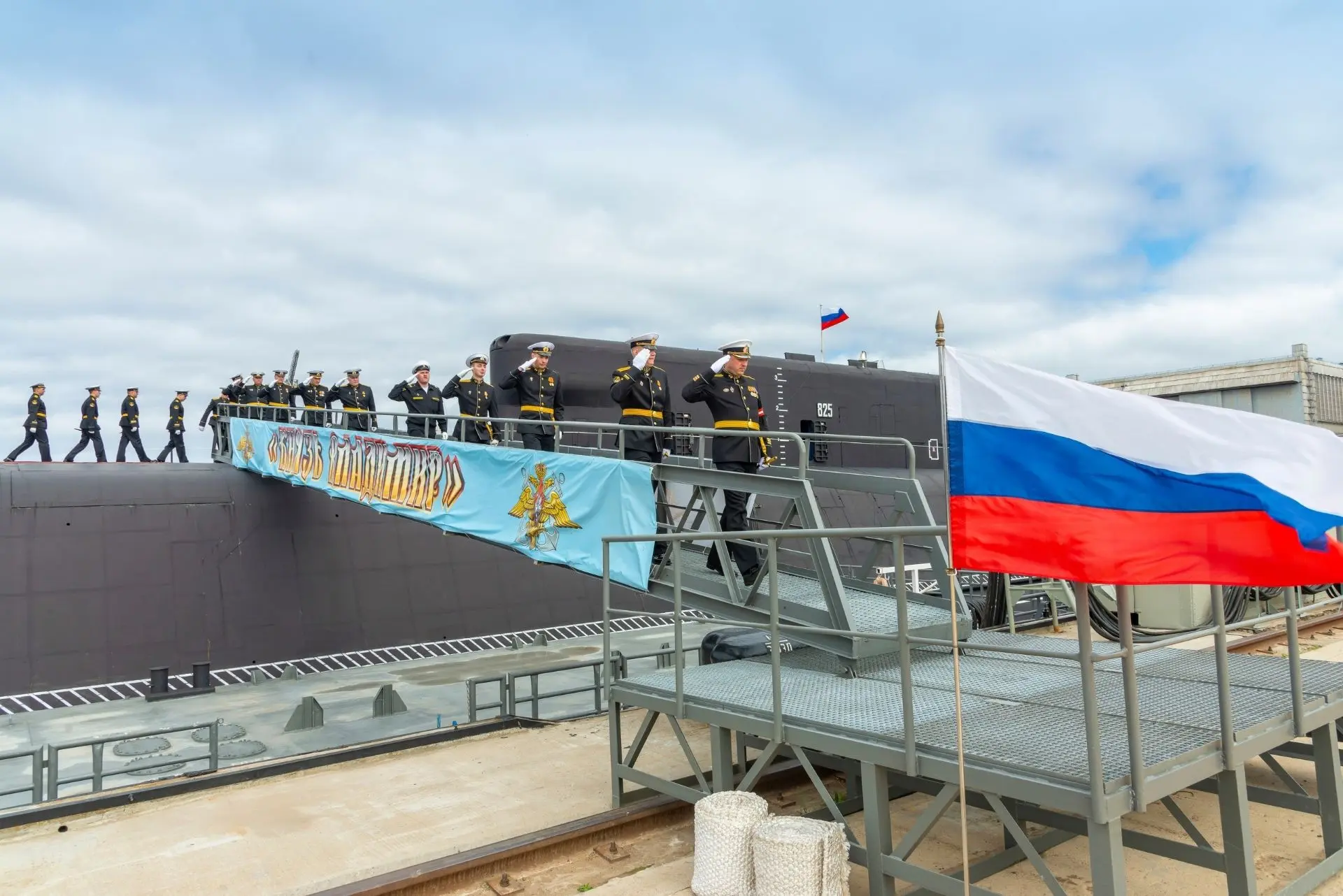 C  днём государственного флага