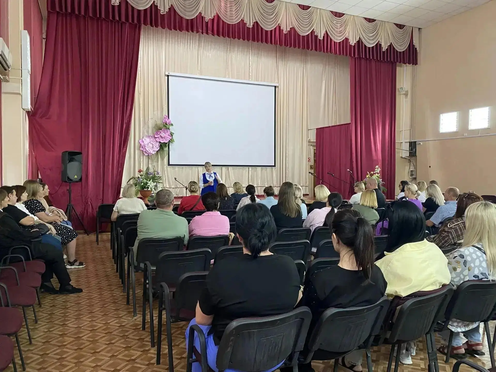 Специалисты Россошанского Кадрового центра «Работа России» приняли участие в родительск...