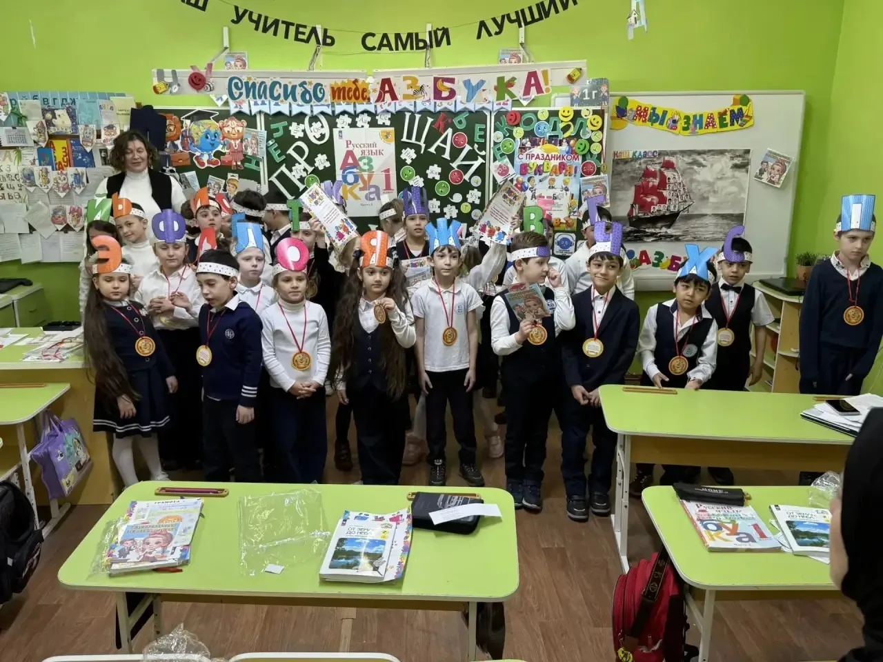 🎉 Ура-ура! У первоклассников начались дополнительные каникулы! 🥳✨  Особенно насыщенно время провёл 1