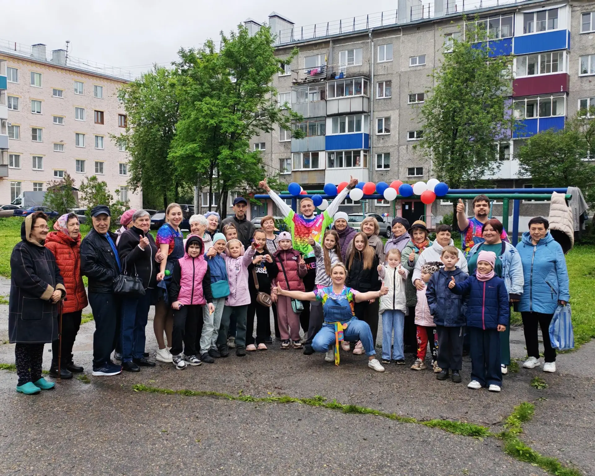 Сегодня во дворе дома №15А по улице Обручева, несмотря на дождь и ветер, прошёл праздни...